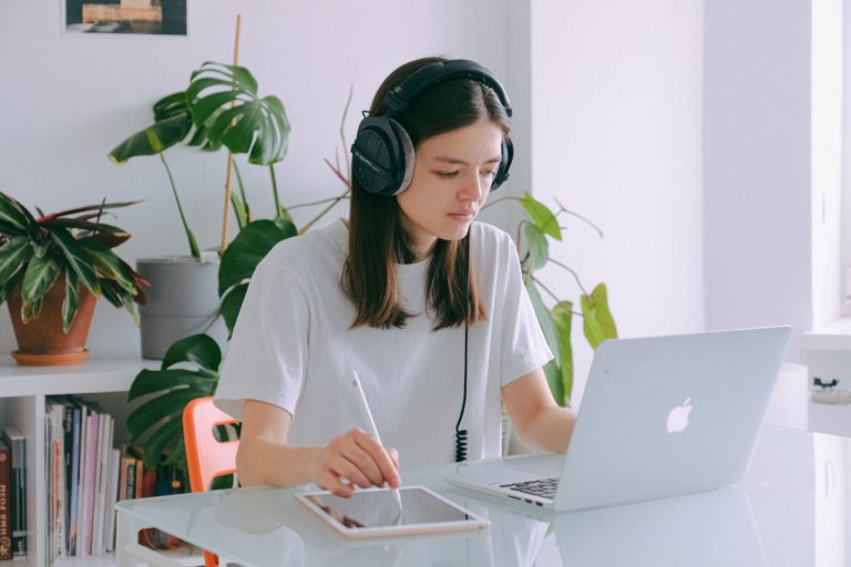 Five Best Freelance Jobs for College Students in 2023
