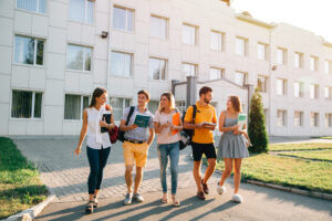 College Student Housing: Should I Live On or Off Campus?