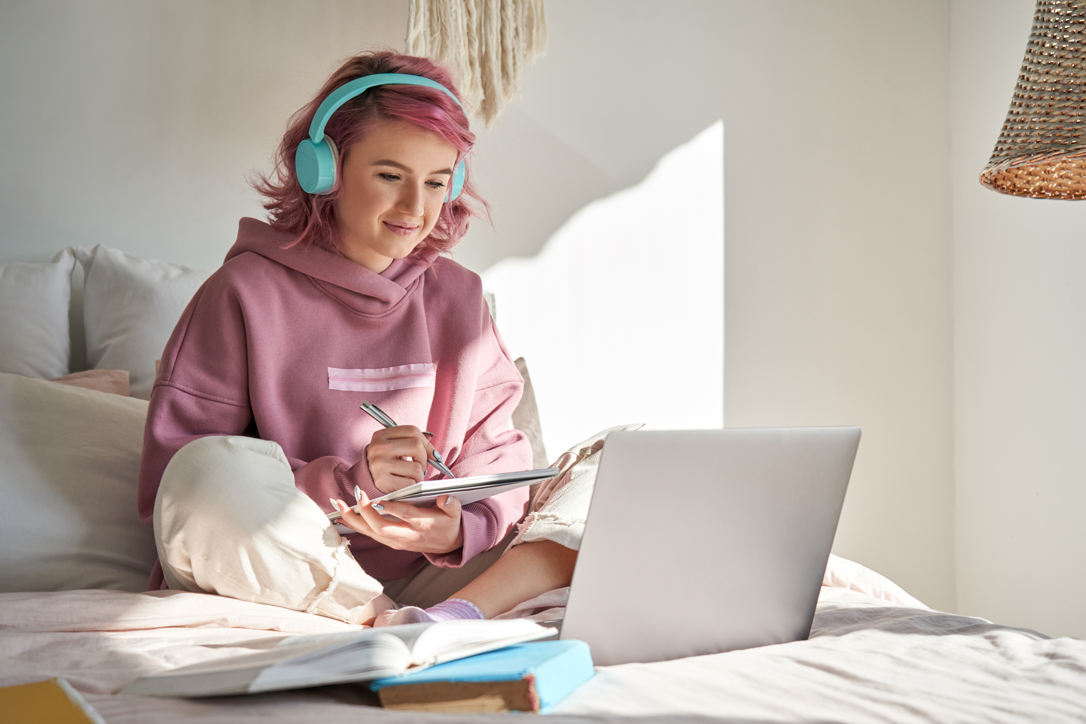 Dorm Room, Decluttered: A Stylish Student’s Guide to Small-Space Living