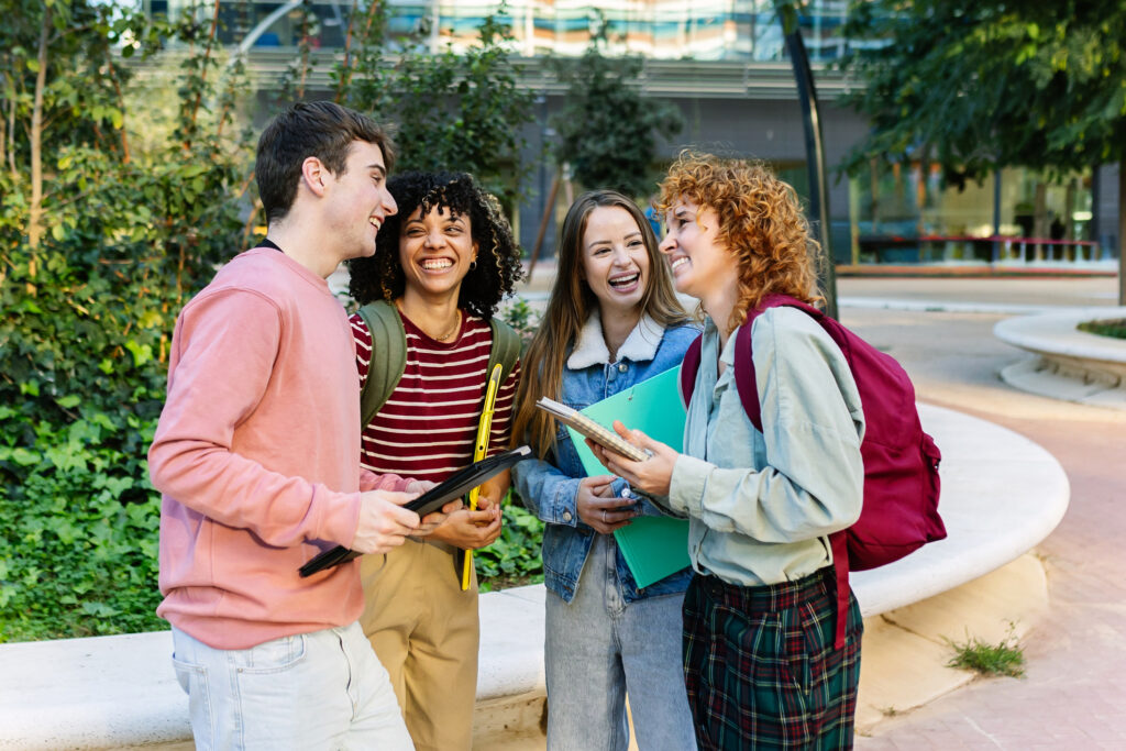 How to Navigate Social Scenes Responsibly as a New College Student